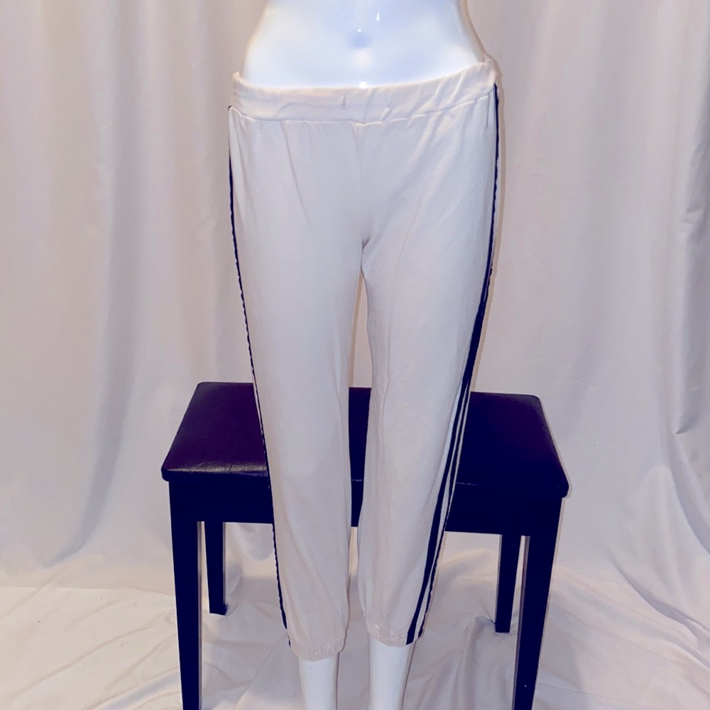 White and black stripes leggings